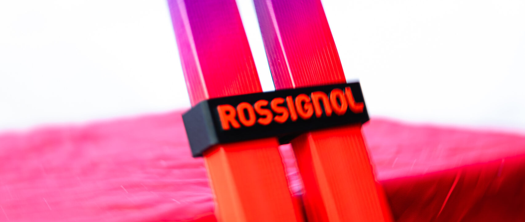 Skis de biathlon maintenus par un accessoire ONIX